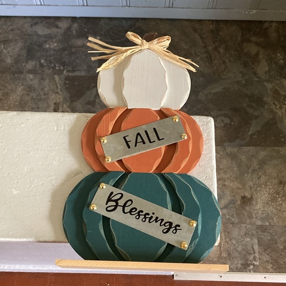 BNWT- Metal- Fall Blessings- Triple Stacked Carved Wood Pumpkins Sign w/ Base - Picture 5 of 17